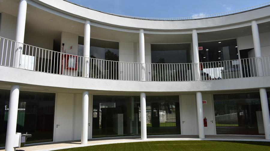 Fachada preescolar Rampa de acceso a niveles superiores preescolar Interior preescolar